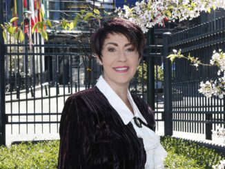 Quelle: https://de.wikipedia.org/wiki/Datei:073_b_Christine_Anderson_EU_Parlament.jpg