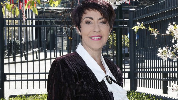 Quelle: https://de.wikipedia.org/wiki/Datei:073_b_Christine_Anderson_EU_Parlament.jpg